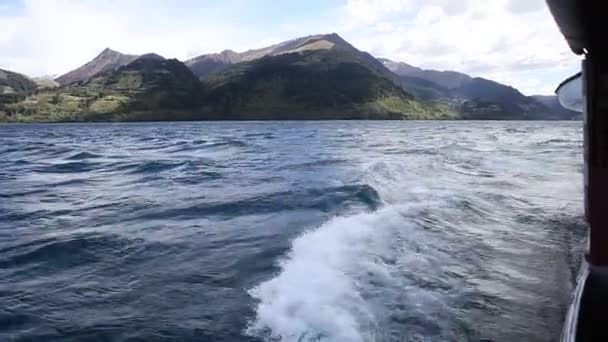 Punto de vista que se mueve en el lago en barco — Vídeo de stock