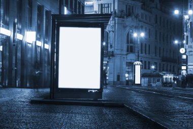 otobüs durağında geceleri billboard
