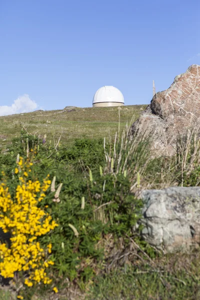 Observatório no topo da montanha — Fotografia de Stock