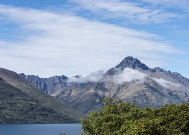 dağ aralıkları ve bulut Yeni Zelanda