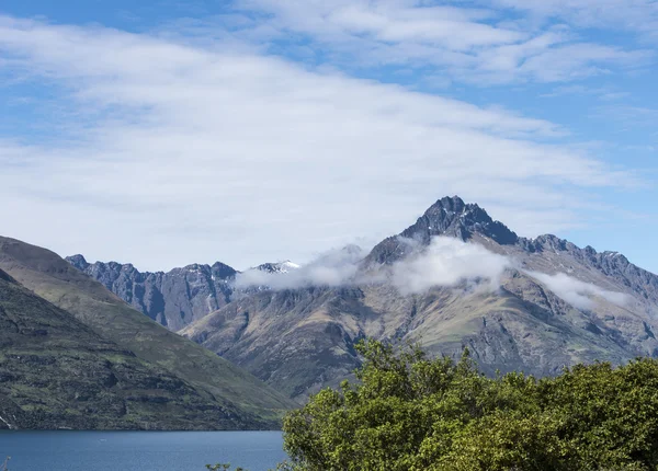 dağ aralıkları ve bulut Yeni Zelanda