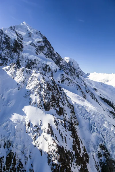 Kar dağ yükseltilmiş görünümünü — Stok fotoğraf