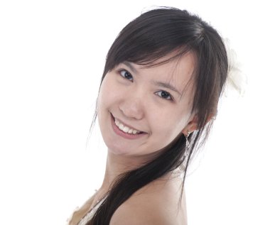 Genç Asyalı kadın yüzü gülüyor
