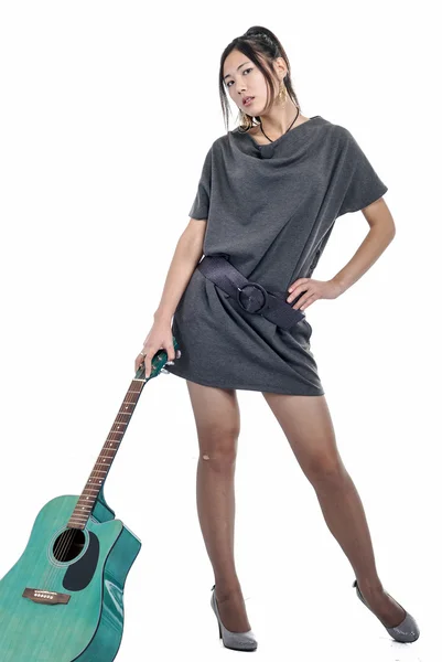 Fiatal nő gitárral — Stock Fotó