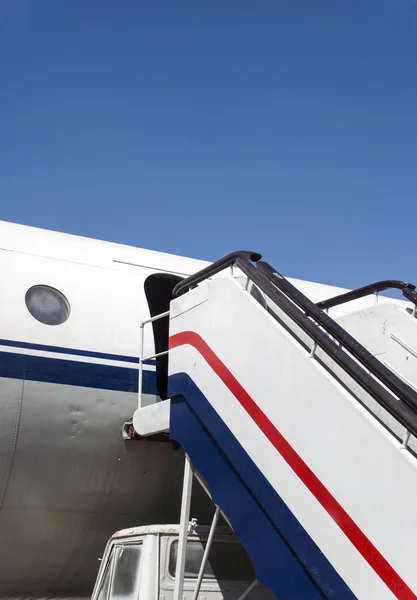 Viejo tren de aterrizaje y avión — Foto de Stock