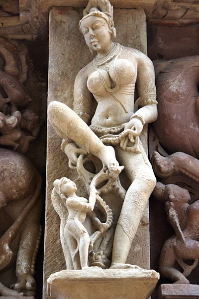 Статуя леді, пов'язуючи ножний браслет — стокове фото