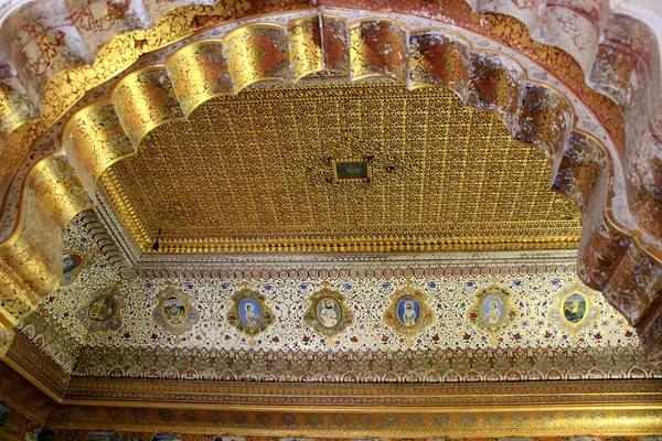 Рисунок на крыше и золотая живопись — стоковое фото
