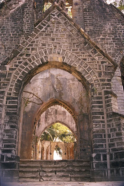 Igreja abandonada e sem telhado — Fotografia de Stock