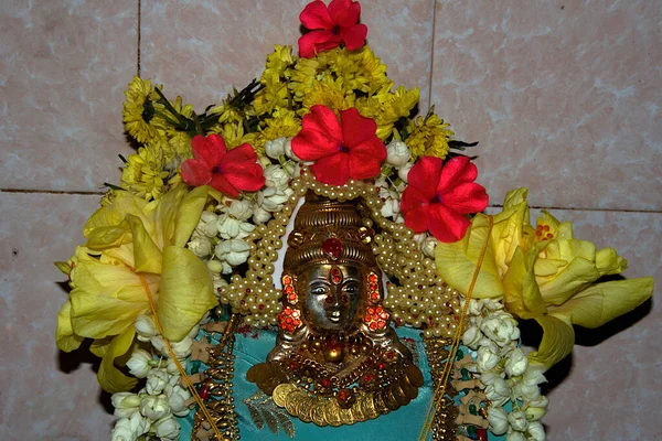 Idolo Argento Della Divinità Lakshmi Decorato Con Fiori Gioielli Durante — Foto Stock