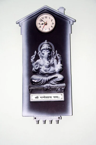 Placa Fabricada Baquelita Con Reloj Imagen Ganesha Colgada Pared Blanca — Foto de Stock