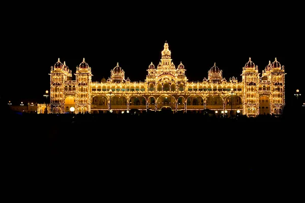 Karnataka, Hindistan ve Asya 'daki Mysuru' daki aydınlık sarayın manzarası