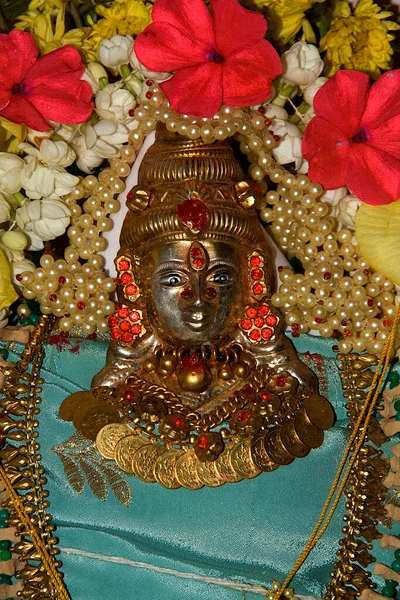 Zicht Gouden Metalen Icoon Van Devi Mahalakshmi Versierd Met Parels Stockfoto