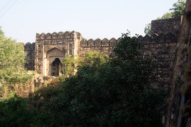 Jhansi Kalesi 'nin Jhansi, Uttar Pradesh, Hindistan ve Asya' daki muazzam duvarlarının manzarası.