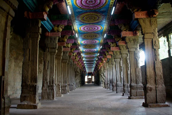 Rozległy Kamienny Kolumnowy Korytarz Malowanym Dachem Świątyni Meenakshi Madurai Tamil — Zdjęcie stockowe
