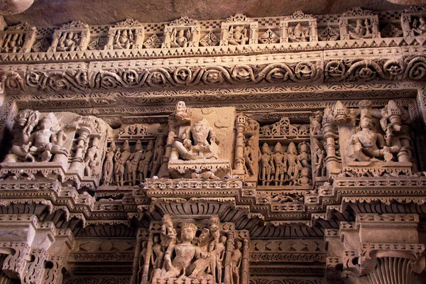インド マディヤ プラデーシュ州 アジアのグワロールにある建築的な驚異のSaas Bahu寺院での徹底した石の彫刻の眺め — ストック写真