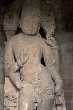 Khajuraho, Madhya Pradesh, Hindistan ve Asya 'daki Chaturbhuj Tapınağı' nda taş heykelin yakın çekimi.