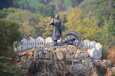 Asker ve top Fort üstüne