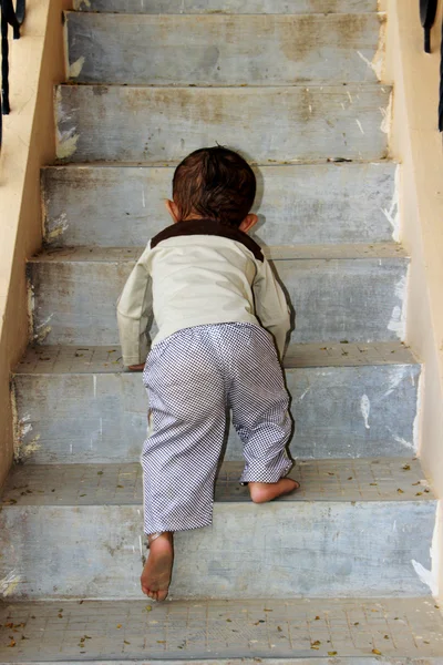 Intento Infantil de Ascenso — Foto de Stock