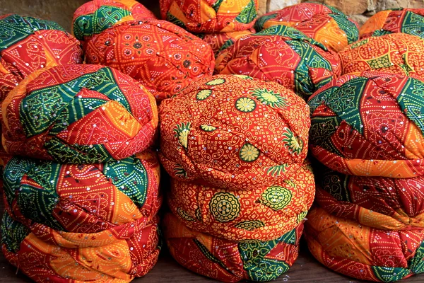 Exibição de turbantes coloridos — Fotografia de Stock