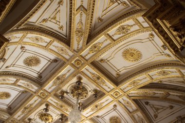 Altın boyalı tavan tasarımı