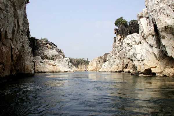 Steniga stranden av Narmada — Stockfoto