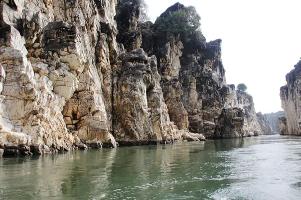 Centinelas de mármol en la orilla del río — Foto de Stock