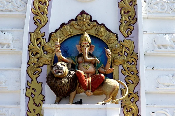 Ganesha gemonteerd op Lion — Stockfoto