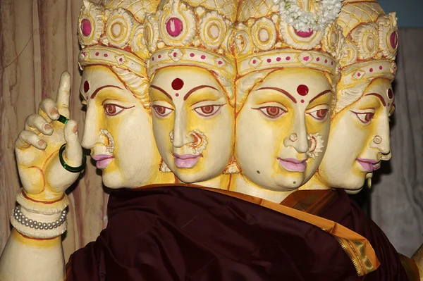 Devi Gayatri Mata heykeli