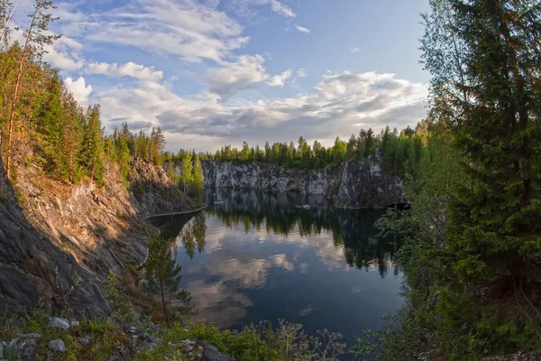 Kanyon en el lago en Karelia en verano — Foto de Stock