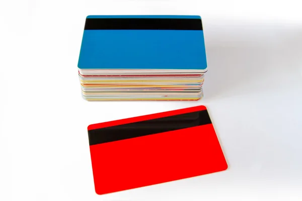Montón de tarjetas de descuento aisladas sobre fondo blanco con sombras — Foto de Stock