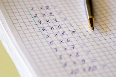 bir kalem ile bir çarpma yapma.