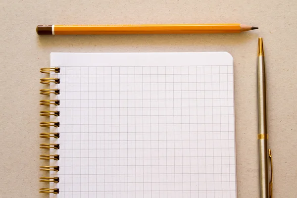 Cuaderno en blanco con pluma y lápiz — Foto de Stock