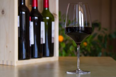 Kırmızı şarap iç