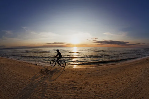Silhouette eines Radfahrers bei Sonnenuntergang — Stockfoto