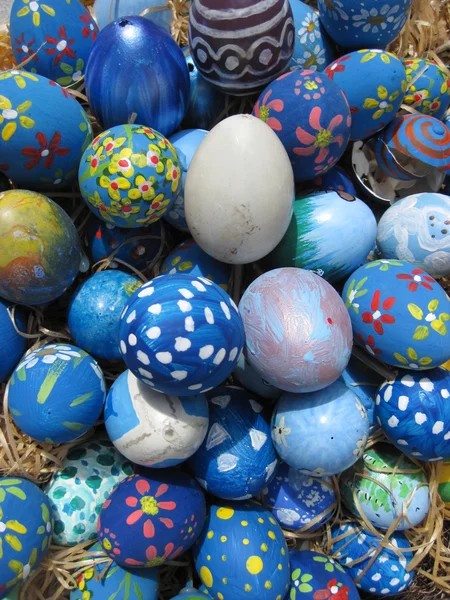 Antecedentes com ovos de Páscoa decorados por crianças — Fotografia de Stock