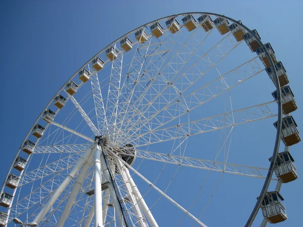 Ferris wheel against a blue sky — Stock Photo, Image