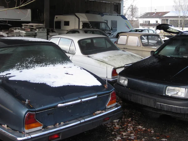 Auto danneggiate sono in piedi in garage — Foto Stock