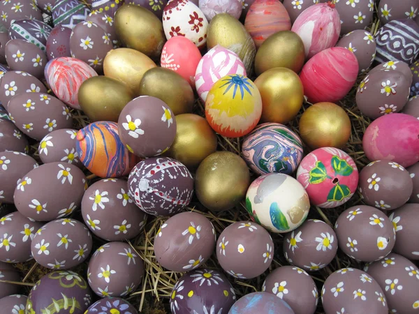 Sfondo con uova di Pasqua decorate per i bambini — Foto Stock