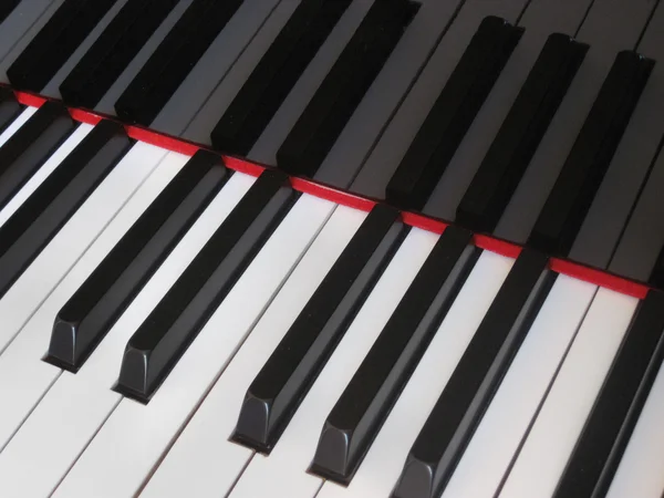 Gros plan sur les touches du piano, vue frontale rapprochée — Photo