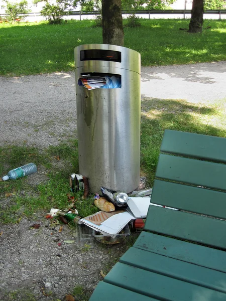 Sobre a lata de lixo completo no parque da cidade — Fotografia de Stock