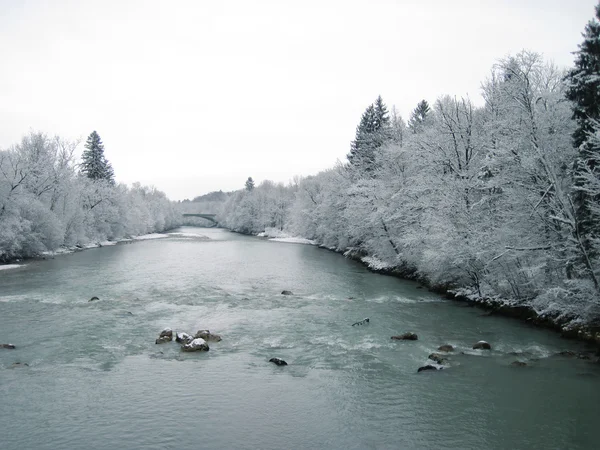 Řeka v horách se sněhem na březích — Stock fotografie