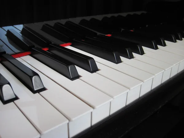 Close-up van pianotoetsen, frontaal zicht — Stockfoto