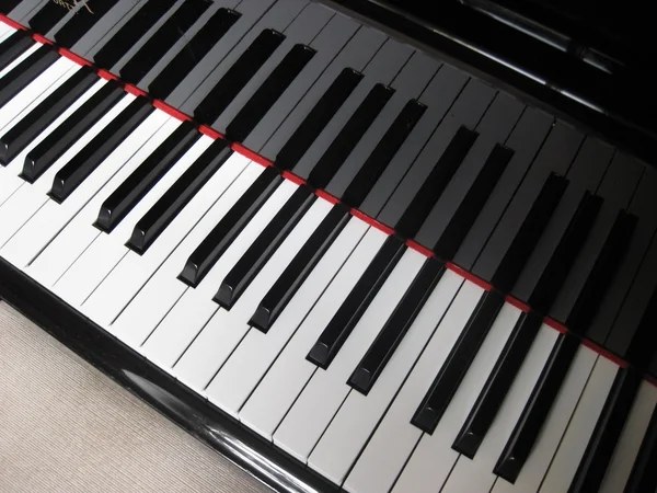 Fechar as teclas de piano, vista frontal próxima — Fotografia de Stock