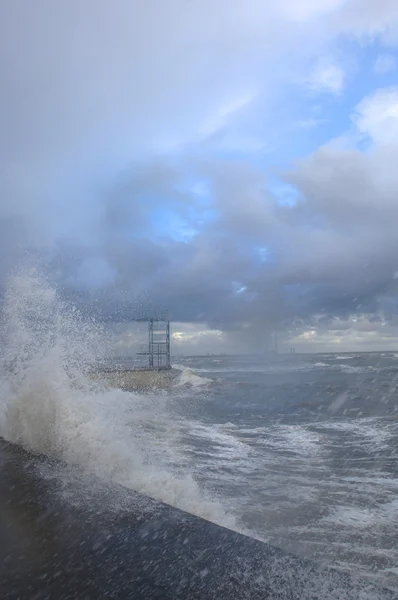 Ondas e céu escuro — Fotografia de Stock