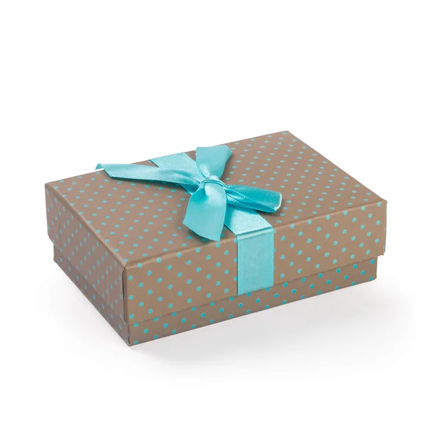 Caixa de presente com um arco azul sobre fundo branco . — Fotografia de Stock