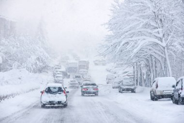 Kar fırtınası, kötü görüş mesafesi, kaygan yollar ve bir sürü trafik.