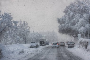 Kar fırtınası, kötü görüş mesafesi, kaygan yollar ve bir sürü trafik.