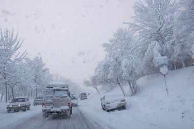 Kar fırtınası, kötü görüş mesafesi, kaygan yollar ve bir sürü trafik.