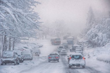 Kar fırtınası, kötü görüş mesafesi, kaygan yollar ve bir sürü trafik.