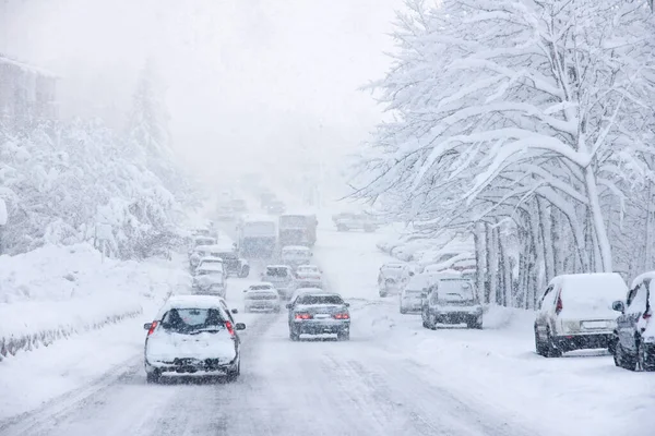 暴风雪 能见度低 道路光滑 交通繁忙 — 图库照片